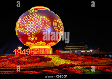 Globe lumineux et décorations florales pour la Fête Nationale 2011 de la place Tiananmen à Beijing République populaire de Chine Banque D'Images