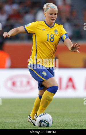 Le capitaine de l'équipe de la Suède Nilla Fisher contrôle la balle lors d'un 2011 Coupe du Monde féminine de la fifa Groupe C match contre les États-Unis. Banque D'Images