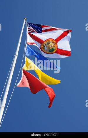 Drapeaux américains à partir d'un mât contre un ciel bleu Banque D'Images