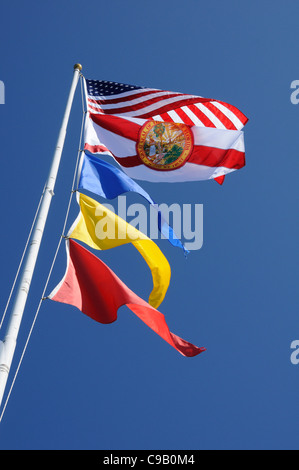 Drapeaux américains à partir d'un mât contre un ciel bleu Banque D'Images