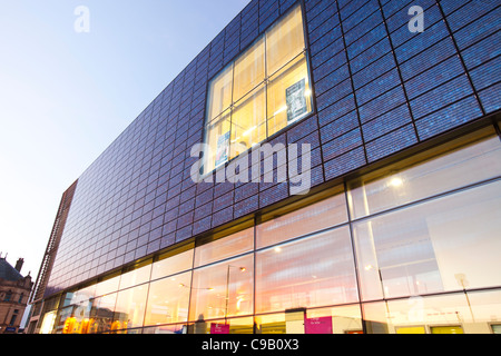 Panneaux solaires sur Harpurhey Library de Manchester. Banque D'Images