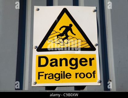 Danger : Toit Fragile panneau d'avertissement sur la propriété au Royaume-Uni. Banque D'Images