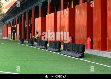 Des bottes militaires alignés prêt pour les soldats à caserne au Forbidden City Beijing Chine Banque D'Images