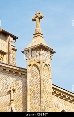 Croix sur la tour de la Cathédrale Saint Joseph à Columbus, Ohio. Banque D'Images