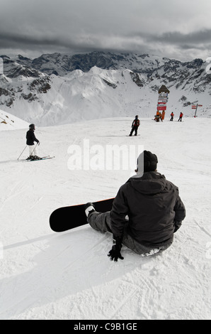 Jeune preparee pour descendre les pentes de la vallée de Courchevel. Visages méconnaissables. Banque D'Images