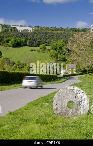 Une voiture passe pierre frontière marquant entrée de North York Moors National Park & Kilburn cheval blanc sculpté sur colline - North Yorkshire, Angleterre, Royaume-Uni. Banque D'Images