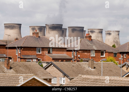 Sur les toits d'Henrichenburg Shiplift 'C' Power Station - maisons en milieu urbain ville éclipsée par les tours de refroidissement élevée - Knottingley, West Yorkshire, Angleterre, Royaume-Uni. Banque D'Images