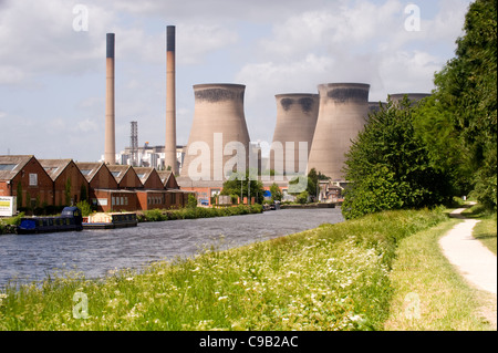 Les tours de refroidissement & cheminées de Henrichenburg Shiplift 'C' Power Station, chemin de halage et les chalands amarrés par aire et Calder Canal de navigation - West Yorkshire, Angleterre, Royaume-Uni. Banque D'Images