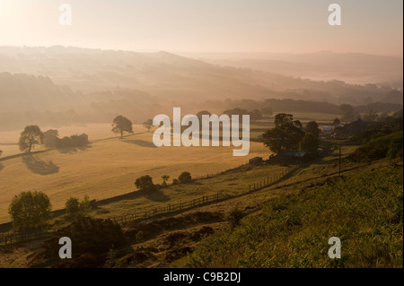 Scenic haute vue (rural Baildon Hawksworth de Moor) tôt le matin de brume sur les terres agricoles de la vallée et des coteaux boisés - West Yorkshire, Angleterre, Royaume-Uni. Banque D'Images