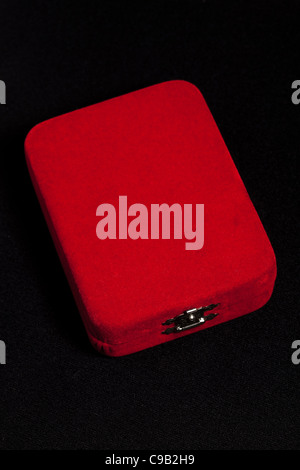 Boîte à bijoux rouge sur fond noir Banque D'Images