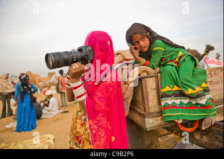 Les commerçants de chameau à la plus grande foire annuelle du bétail dans la ville désertique de Pushkar, dans l'état indien du Rajasthan. Banque D'Images