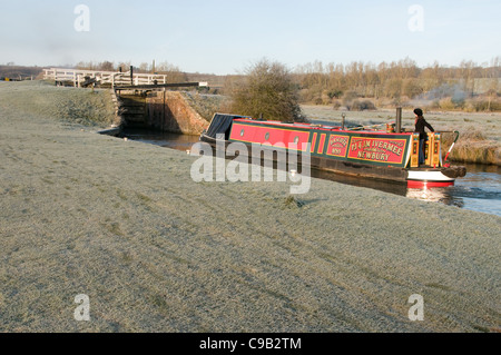 Un grand classique Hungerford approches Marsh Lock sur le Kennet & Avon Canal Banque D'Images