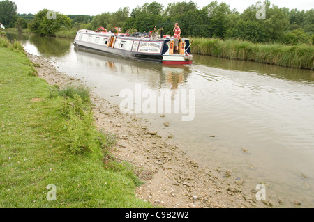 Hôtel tranquille bateau luttes Rose en eau peu profonde sur le Kennet & Avon Canal Banque D'Images