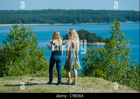 Deux jeunes femmes marchant autour de la forteresse de Bomarsund. L'île d'Aland Finlande Banque D'Images
