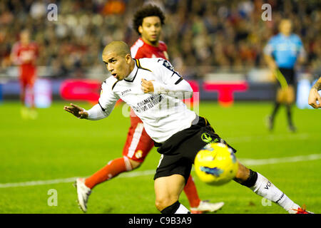 19/11/2011. Valencia, Espagne match de football entre Valencia Club de Futbol et Real Madrid Club de futbol, correspondant au 13e voyage de Liga BBVA ------------------------------------- Sofianne Ferghouli comme il tombe au sol la lutte pour une balle Banque D'Images