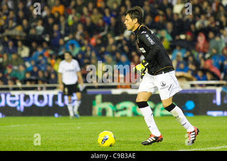 19/11/2011. Valencia, Espagne match de football entre Valencia Club de Futbol et Real Madrid Club de futbol, correspondant au 13e voyage de Liga BBVA ------------------------------------- Diego Alves gardien de Valence CF comme il joue le ballon avec ses pieds Banque D'Images