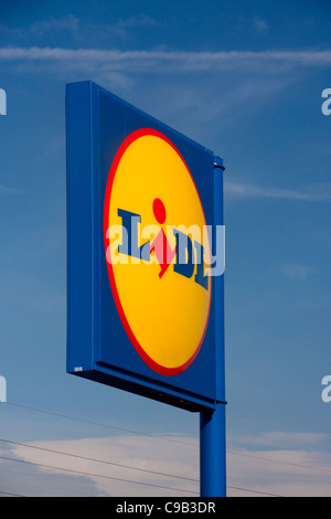 Lidl la boutique sign budget allemand supermarché low cost Blue sky background Cardiff Wales UK Banque D'Images