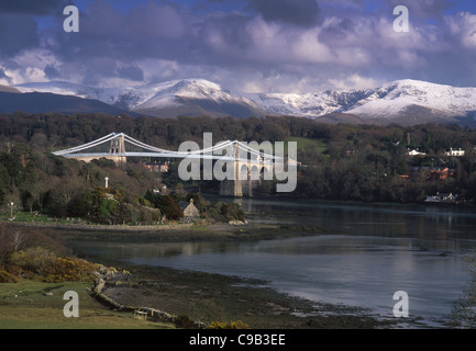 Pont suspendu de Menai dans Snowdonia neige en arrière-plan Anglesey au nord du Pays de Galles UK Banque D'Images