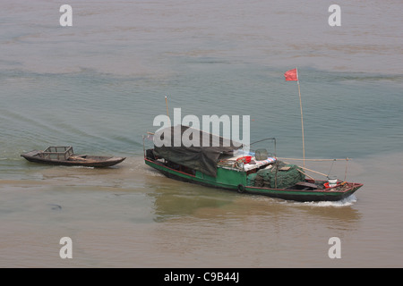 Bateau de pêche et la yole Sampan sur la rivière Yangtze à Shijiazhuang, Chine Banque D'Images