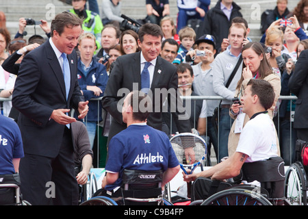 David Cameron et Sebastian Coe, parler aux athlètes en fauteuil roulant sur les Jeux Paralympiques, jour à Trafalgar Square, Londres Banque D'Images