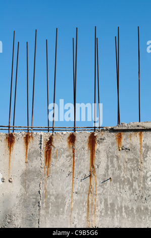 Vieux renforcer acier dépassant du béton. Fond de Ciel bleu Banque D'Images