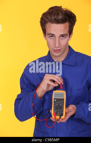 À l'aide d'un multimètre d'électricien Banque D'Images