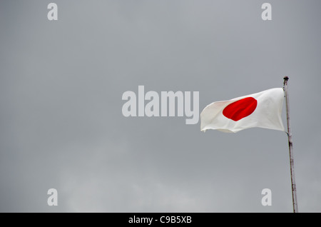 Drapeau japonais sur le drapeau poteau dans le vent Banque D'Images