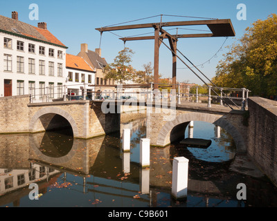 Duinenbrug sur le pont tournant du canal Langerei, dans le nord-est de Bruges, Belgique. Banque D'Images