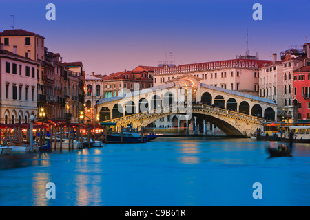 Coucher du soleil à Venise avec la vue du Pont du Rialto sur le Grand Canal Banque D'Images