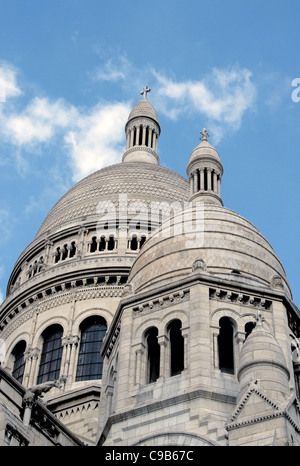Construit en travertin blanc, Basilique du Sacré-Coeur est situé en haut de la Butte Montmartre, dans la capitale française Paris Banque D'Images