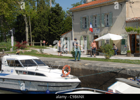 À l'écluse de Peyruque, l'éclusier Jean-Pierre aide péniche capitaines en passant l'écluse sur le Canal du Midi, Aude Banque D'Images