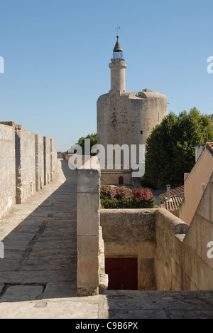 La vieille ville fortifiée d'Aigues-Mortes en Camargue dans le Gard, Languedoc-Roussillon avec Tour de Constance Banque D'Images