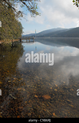 Le lac Titisee en automne à Titisee-Neustadt dans la Forêt Noire de Bade-Wurtemberg, dans le sud de l'Allemagne Banque D'Images