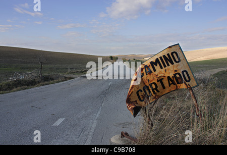 Route abandonnés sur la route des villages blancs d'Andalousie dans lequel apparaît un signe indiquant la route est coupée. Banque D'Images