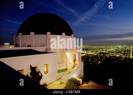 Le célèbre Observatoire Griffith 1935 attire les visiteurs pour son architecture art déco, planétarium, et des vues de Los Angeles en Californie du Sud, aux États-Unis. Banque D'Images