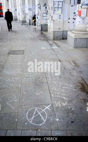 Occupy London protestataires ont couvert les murs des bâtiments et des commerces autour de la Cathédrale St Paul avec des affiches, des messages de lutte contre le capitalisme et Graffiti pour faire passer leur message au public de passage, Londres, Grande-Bretagne - 18 Nov 2011 Banque D'Images