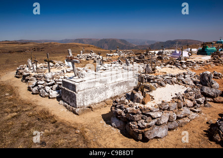 L'Inde, Meghalaya, East Khasi Hills, rocky, en tombes dans le cimetière chrétien de la colline Banque D'Images