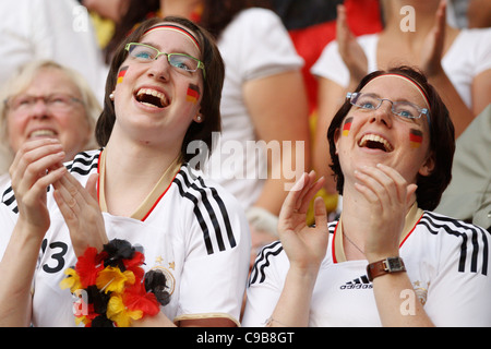 Les partisans de l'Allemagne à un cheer 2011 FIFA Women's World Cup match du groupe A entre la France et l'Allemagne au Stadion im Borussia Park. Banque D'Images