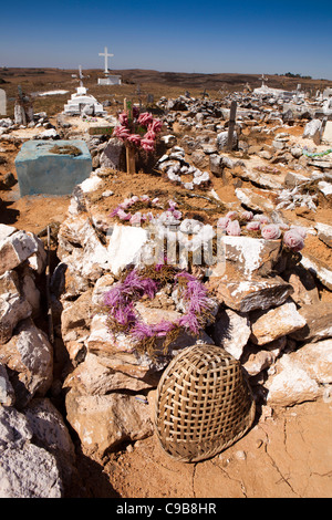 L'Inde, Meghalaya, East Khasi Hills, rocky, en tombes dans le cimetière chrétien de la colline Banque D'Images