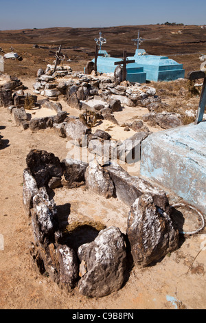 L'Inde, Meghalaya, East Khasi Hills, en colline, cimetière tombes chrétiennes simples faits de rochers Banque D'Images