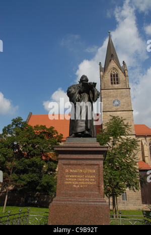 Statue de l'Allemand réformateur Martin Luther en face de l'église à la place marchande de la colère à Erfurt, Thuringe, Allemagne Banque D'Images