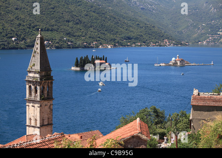St George's Bell Tower et les îles de St George et Notre Dame de la roche de Perast dans la baie de Kotor, Monténégro Banque D'Images