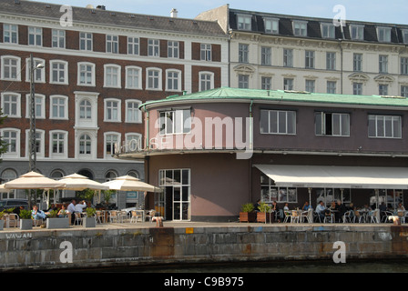 Le restaurant en front de mer à la mode dans l'ancienne maison des douanes dans le port de Copenhague, Danemark Banque D'Images