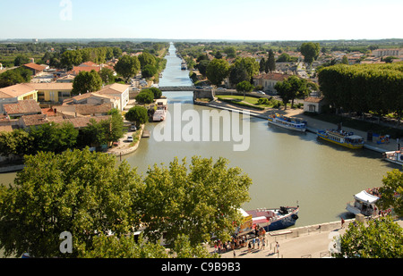 Canal du Rhône à Sète vu de la vieille ville, remparts d'Aigues-Mortes en Camargue, Langedoc-Roussillon, France Banque D'Images