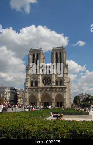 Façade ouest et les tours de la cathédrale Notre Dame sur l'Île de la Cité à Paris, France Banque D'Images