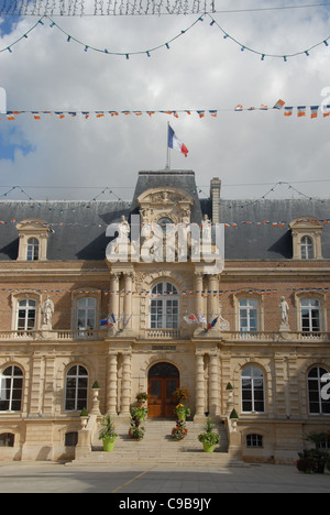 Hôtel de Ville, hôtel de ville, d'Amiens dans la Somme en Picardie, France, décorée de drapeaux dans les couleurs Français tricolore Banque D'Images