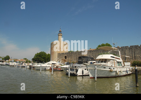 La vieille ville fortifiée d'Aigues-Mortes en Camargue dans le Gard, Languedoc-Roussillon avec Tour de Constance Banque D'Images