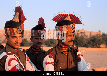 Des soldats appartenant à la "Force de sécurité des frontières" en tenue de cérémonie. Dans l'arrière-plan, le fort de Jaisalmer (Inde) Banque D'Images