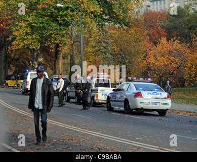 Service de police de New York Police de véhicules et d'agents à l'incident de scène dans Central Park Manhattan New York NEW YORK USA Banque D'Images