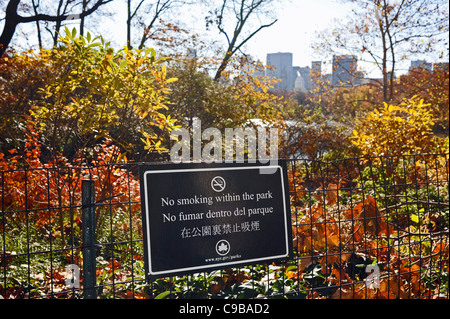 Ne pas fumer à l'intérieur du parc signe sur clôture dans Central Park Manhattan New York NYC USA Nord Photographie prise Novembre 2011 Banque D'Images